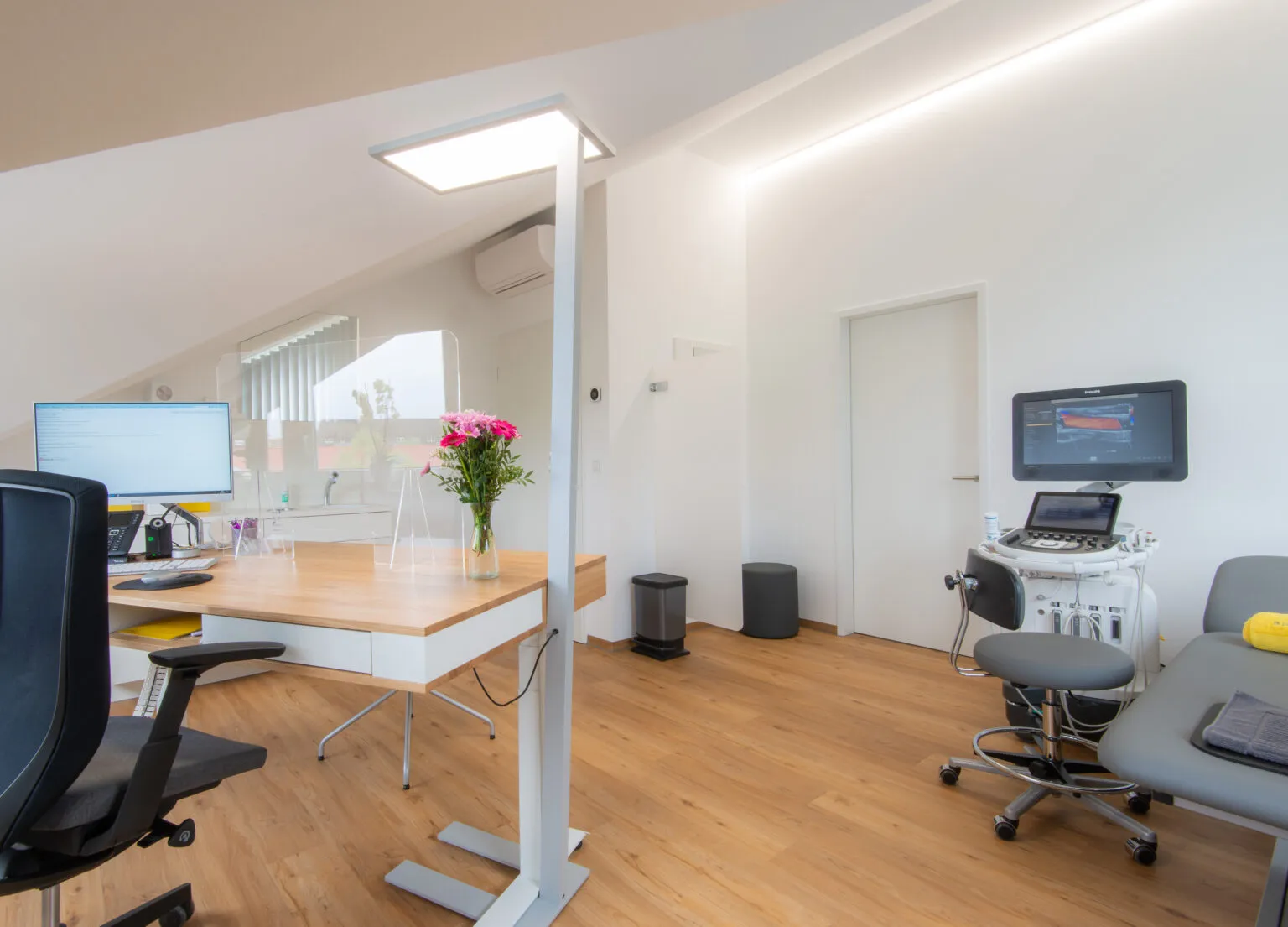 Behandlungsraum für gesundheitliche Check-up sowie Diagnostik und Therapie in den Bereichen innere Medizin, Angiologie und Phlebologie der Privatpraxis Fürth von Dr. med. Susanne Lehmeyer.