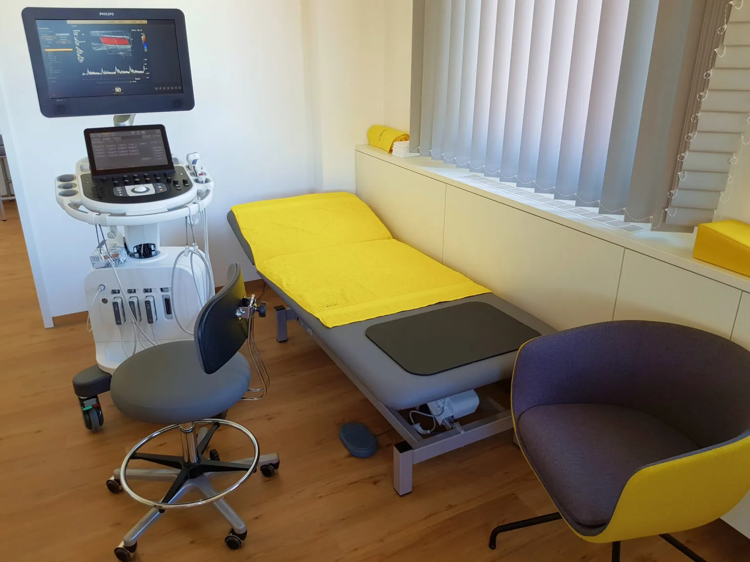 Liege und medizinisches Equipment im Behandlungsraum der Privatpraxis Dr. med. Susanne Lehmeyer.