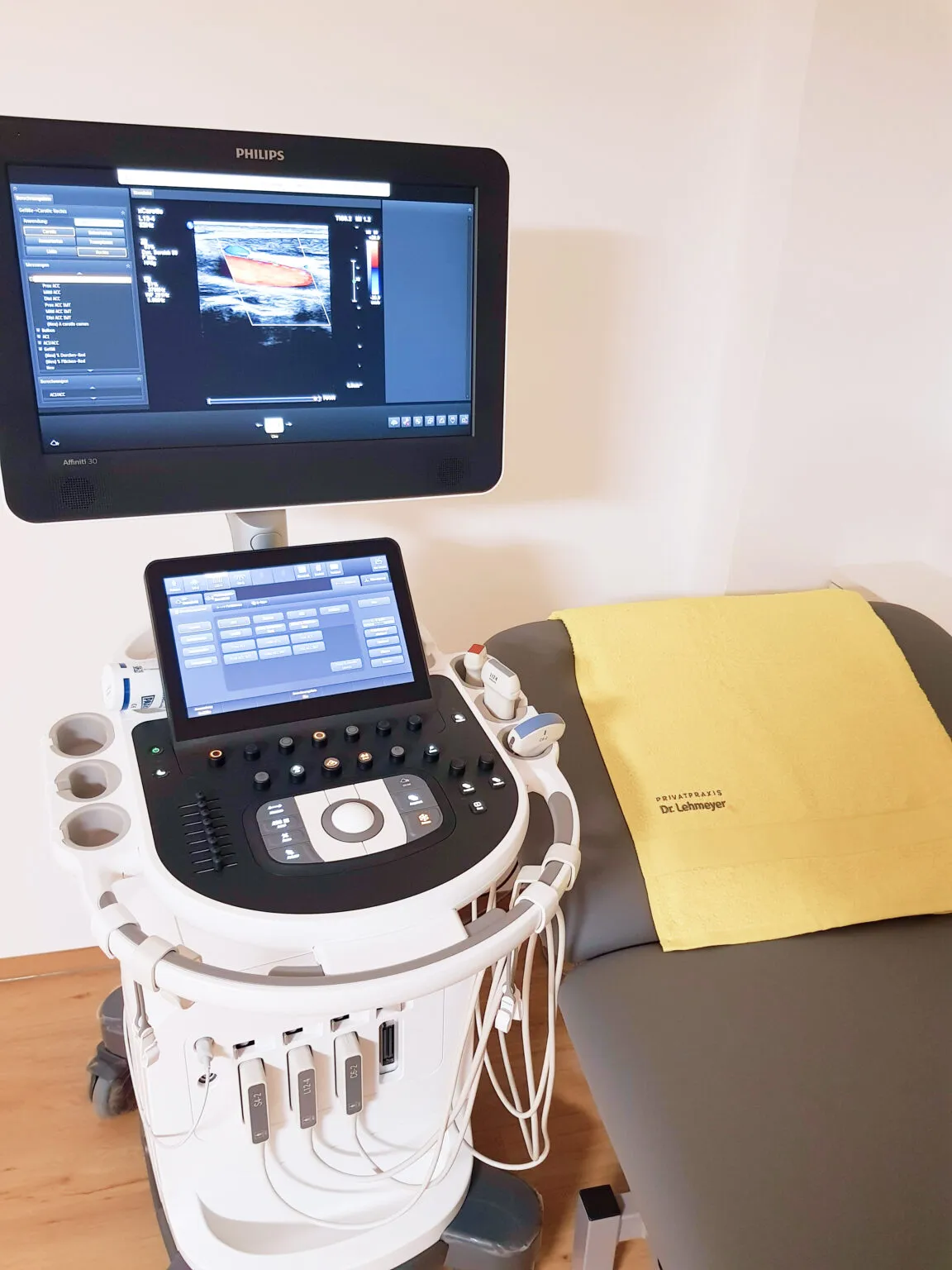 Medizinisches Equipment im Behandlungszimmer der Privatpraxis Dr. med. Susanne Lehmeyer.