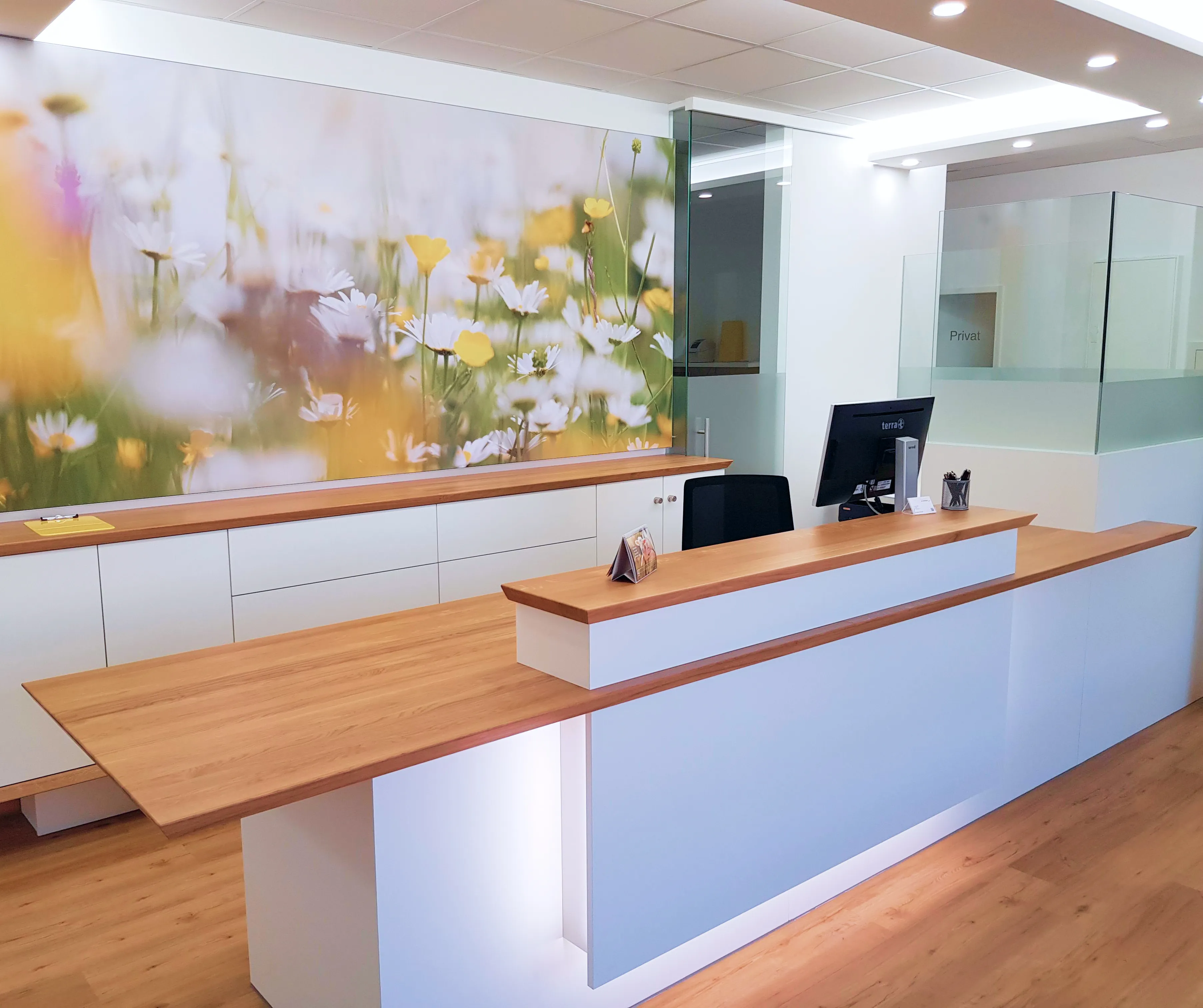 Empfangsbereich der Privatpraxis Fürth von Dr. med. Susanne Lehmeyer, Fachärztin für Innere Medizin, Angiologie, Phlebologie.