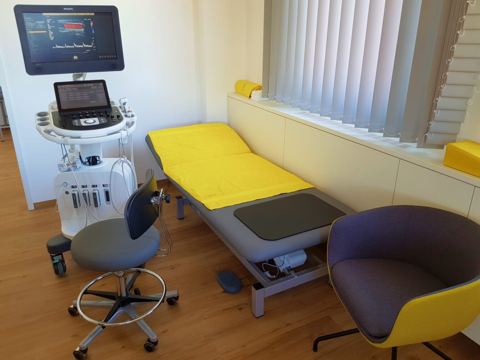 Liege und medizinisches Equipment im Behandlungsraum der Privatpraxis Dr. med. Susanne Lehmeyer.